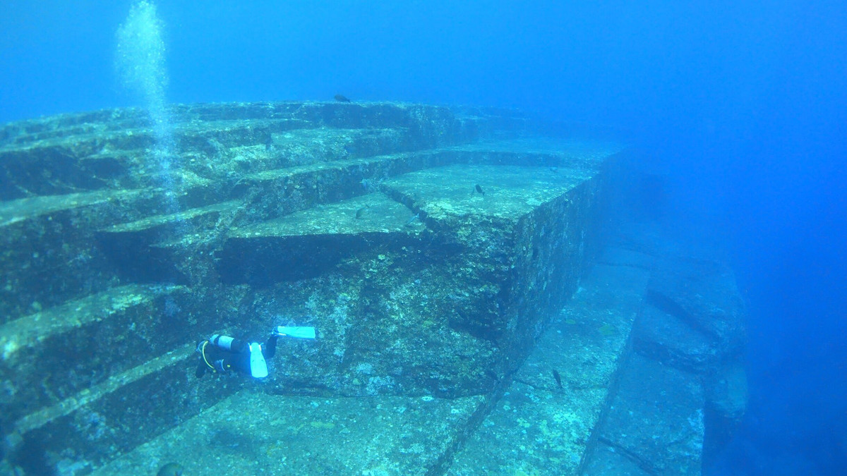 Trong gần 40 năm qua, các chuyên gia chưa thể giải mã cách quần thể kiến trúc Yonaguni được hình thành dưới đáy Thái Bình Dương. Một số ý kiến cho rằng đây là công trình do con người tạo ra. Thế nhưng, một quan điểm khác cho rằng, các kim tự tháp dưới đáy biển là "sản phẩm" của người ngoài hành tinh.