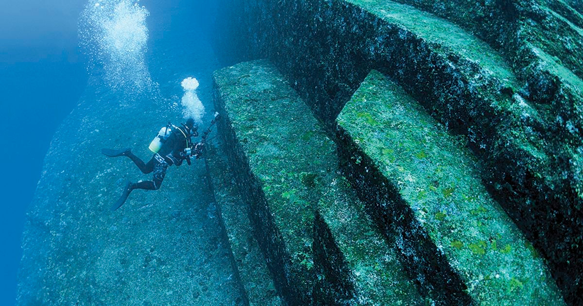 Tuy nhiên, nhà địa chất học Robert Schoch cho rằng, quần thể kiến trúc Yonaguni được hình thành tự nhiên. Chúng được tạo ra từ khối đá cứng nguyên vẹn, không phải do các khối đá riêng biệt xếp chồng lên nhau. Sóng và thủy triều làm xói mòn đá cát, khiến nó có hình dạng giống bậc thang.