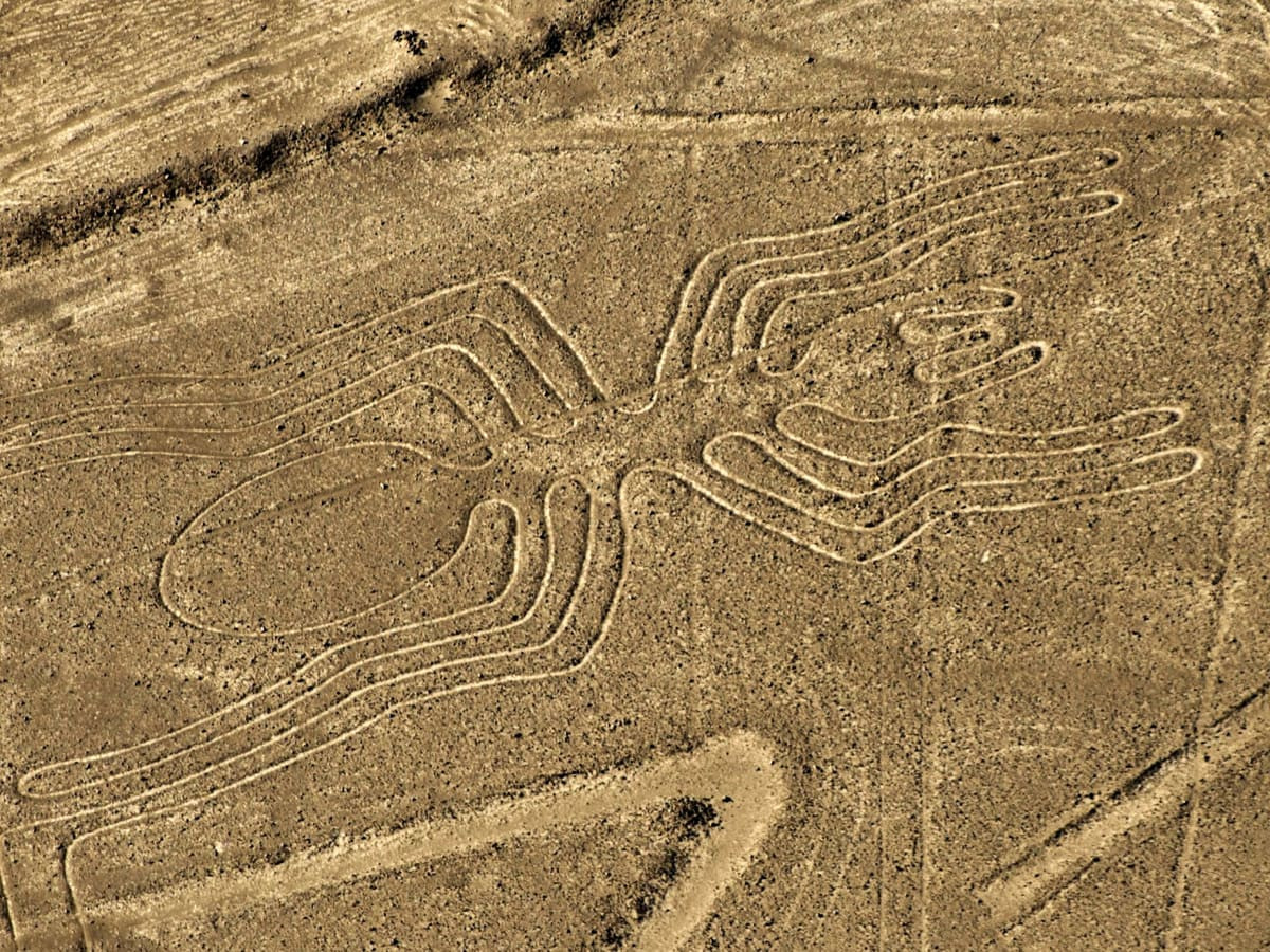 Trên cao nguyên Nazca, Peru, các chuyên gia "đau đầu" đi tìm lời giải về hàng trăm hình vẽ khổng lồ chỉ có thể nhìn rõ từ trên cao. Một số hình vẽ các loài vật như: chim ruồi, khỉ, nhện, thằn lằn hay những dạng hình học bí ẩn.