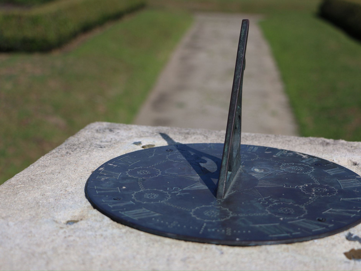 Người Ai Cập cổ đại là một trong những nền văn minh sớm nhất nghĩ ra cách xem thời gian. Theo các nhà nghiên cứu, vào khoảng năm 3500 trước Công nguyên, người Ai Cập đã dựng những cột lớn và đặt chúng ở những vị trí thuận lợi để mặt trời chiếu rọi xuống. Căn cứ vào bóng đổ xuống của cột để người Ai Cập xác định thời gian trong ngày.