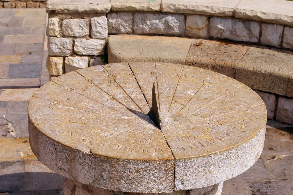 Ngoài Ai Cập, một số nền văn minh khác như Hy Lạp. La Mã... cũng có những loại đồng hồ Mặt trời với cách thức hoạt động tương tự nhưng thiết kế có một số khác biệt.