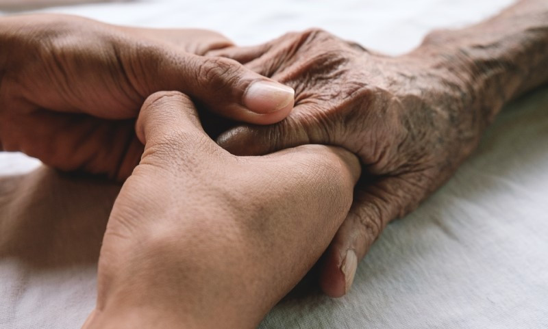 Theo các chuyên gia, thính giác là giác quan cuối cùng hoạt động ở một người khi sắp chết. Tuy nhiên, họ vẫn chưa rõ liệu bệnh nhân có thực sự hiểu những gì nghe được hay không.