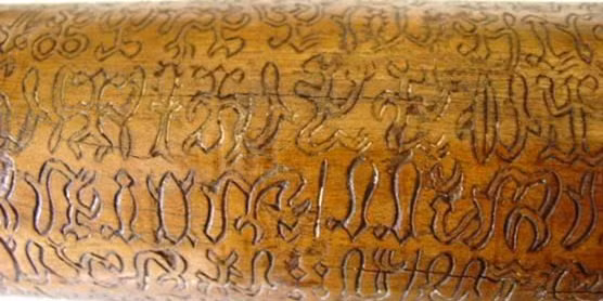 Do ngôn ngữ viết trên bản thảo Rongorongo đã biến mất từ lâu nên các chuyên gia gặp nhiều khó khăn trong việc giải mã nội dung. Một số nhà nghiên cứu cho rằng, khi người châu Âu kiểm soát đảo Phục Sinh, ngôn ngữ được dùng trong bản thảo Rongorongo bị cấm vì nguồn gốc ngoại giáo của người dân trên đảo. Do đó, ngôn ngữ này dần biến mất và không còn bất cứ tài liệu nào hướng dẫn cách giải mã nó.