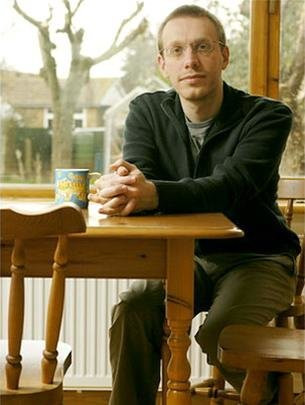 Theo đó, anh Daniel thông thạo nhiều ngôn ngữ như: tiếng Anh, Pháp, Phần Lan, Đức, Tây Ban Nha, Lithuania, Romania, Estonia, Iceland, Welsh và Esperanto. Anh thậm chí còn sáng tạo ra một ngôn ngữ của riêng mình gọi là Mati.