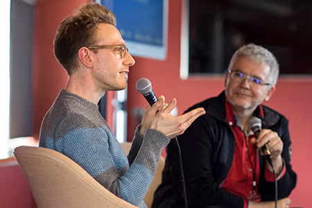 “Số 1 thì sáng chói, như có người dùng đèn pin rọi vào mắt tôi. Số 5 giống như tiếng sấm hay tiếng sóng đánh vào ghềnh đá. Số 37 nhão nhoét như cháo, còn số 89 làm tôi nhớ đến tuyết rơi”, chàng trai "dị nhân" Daniel giải thích việc nhìn thấy các con số khác với mọi người như thế nào.