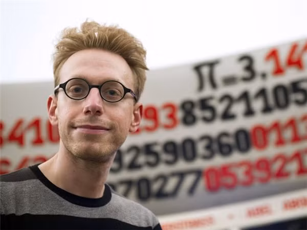 Anh Daniel khiến mọi người kinh ngạc khi có thể tính nhẩm cực nhanh. Người đàn ông có bộ não đặc biệt này có thể dễ dàng tính ra kết quả của những phép toán khó như 82 lũy thừa 4 chỉ trong thời gian rất ngắn.