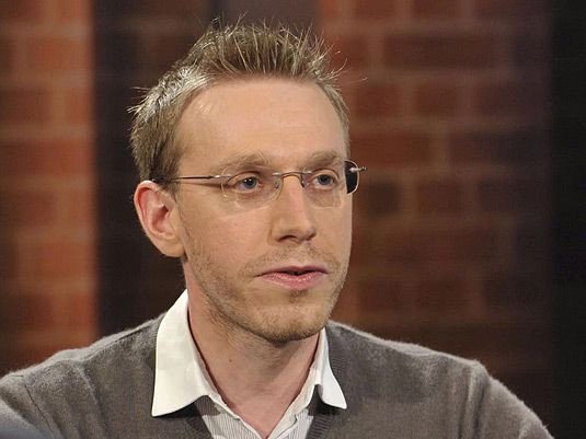 Khả năng phi thường này của anh Daniel được chứng minh trong một bộ phim tài liệu. Lúc đó, anh nhận thử thách học tiếng Iceland trong 7 ngày. Kết thúc một tuần, anh xuất hiện trên truyền hình Iceland và tự tin trò chuyện bằng ngôn ngữ của quốc gia này.