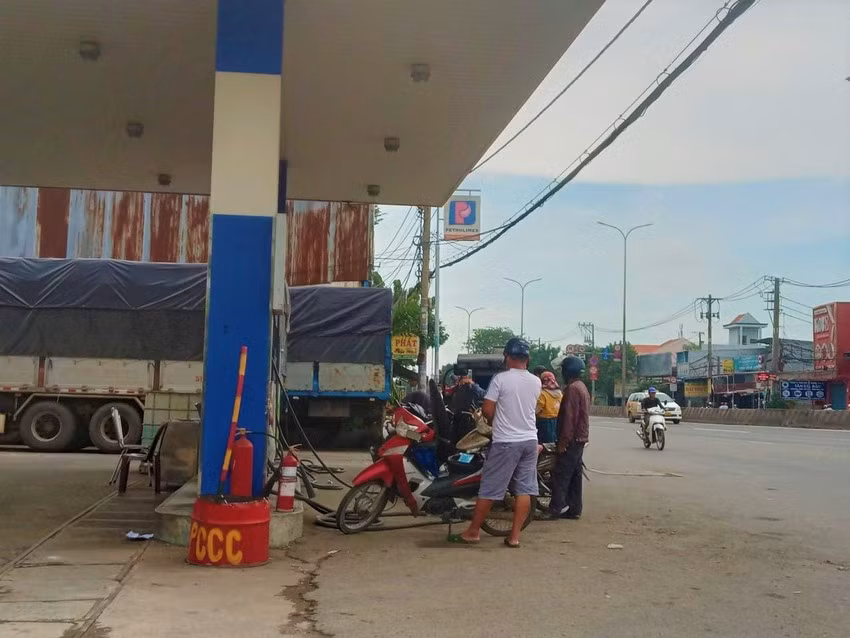 TP.HCM: Nguoi dan chen chan cho mua 20.000-30.000 dong xang