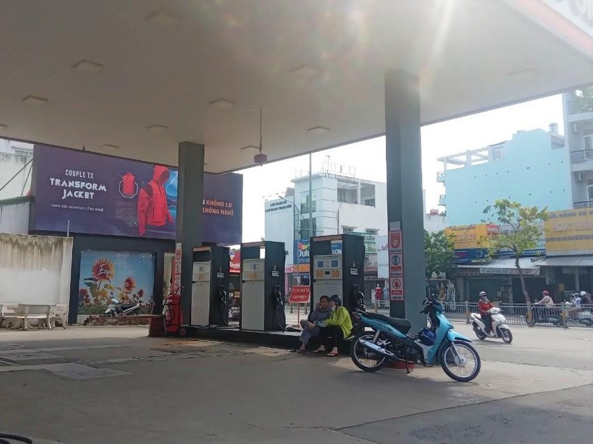 TP.HCM: Nguoi dan chen chan cho mua 20.000-30.000 dong xang-Hinh-16