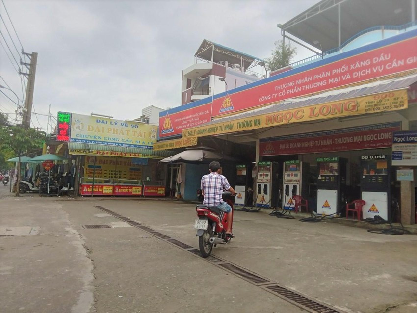 TP.HCM: Nguoi dan chen chan cho mua 20.000-30.000 dong xang-Hinh-9