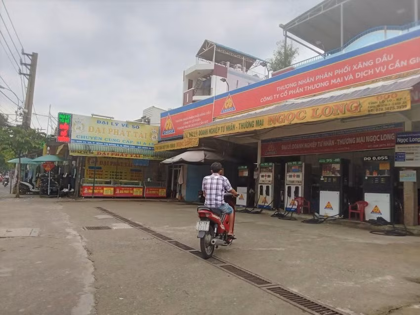 TP.HCM: Nguoi dan chen chan cho mua 20.000-30.000 dong xang-Hinh-9