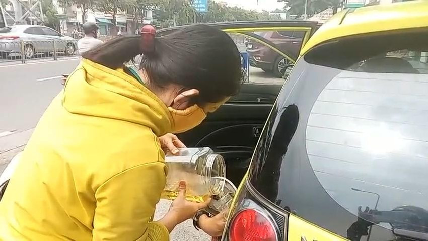 TP.HCM: Nguoi dan chen chan cho mua 20.000-30.000 dong xang-Hinh-5