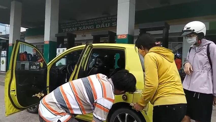 TP.HCM: Nguoi dan chen chan cho mua 20.000-30.000 dong xang-Hinh-6