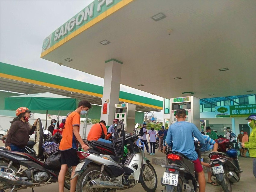 TP.HCM: Nguoi dan chen chan cho mua 20.000-30.000 dong xang-Hinh-3