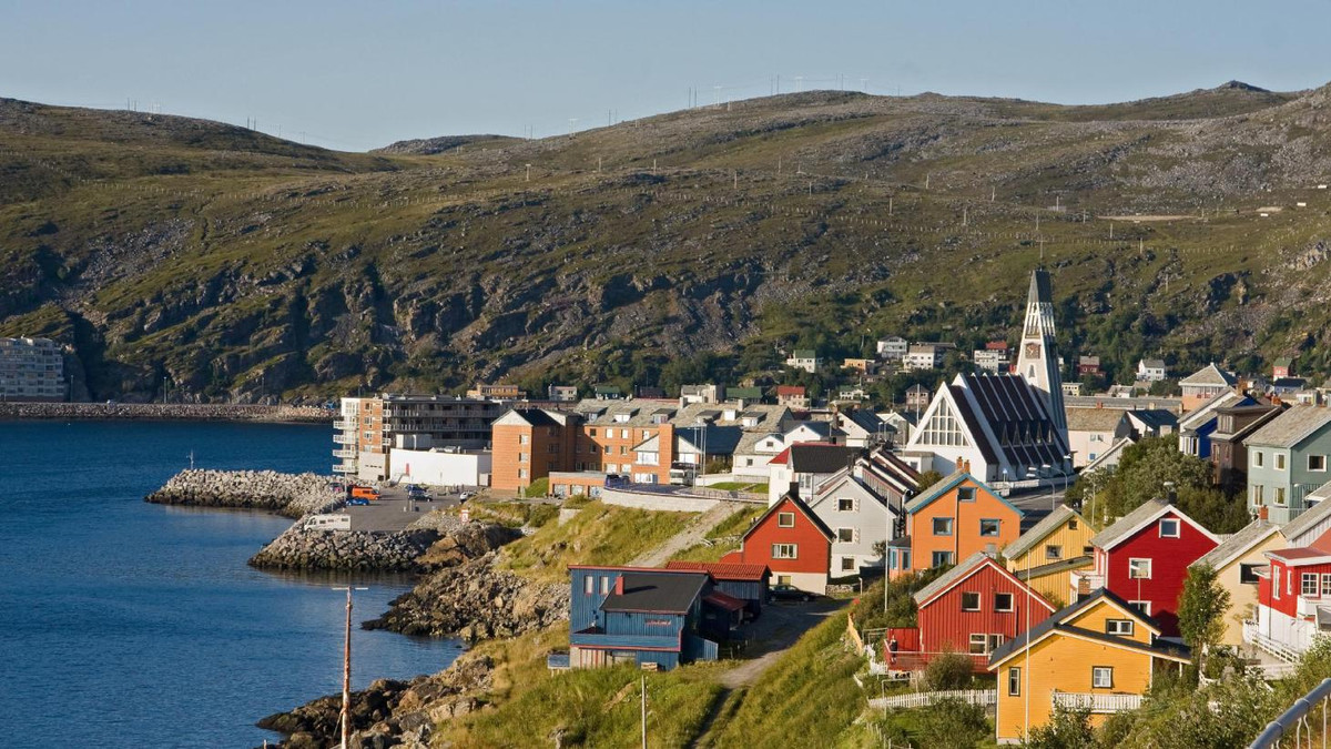 Do Na Uy nằm trong vòng Bắc Cực nên mặt trời không lặn ở Hammerfest trong khoảng 76 ngày từ tháng 5 - 7 hàng năm.