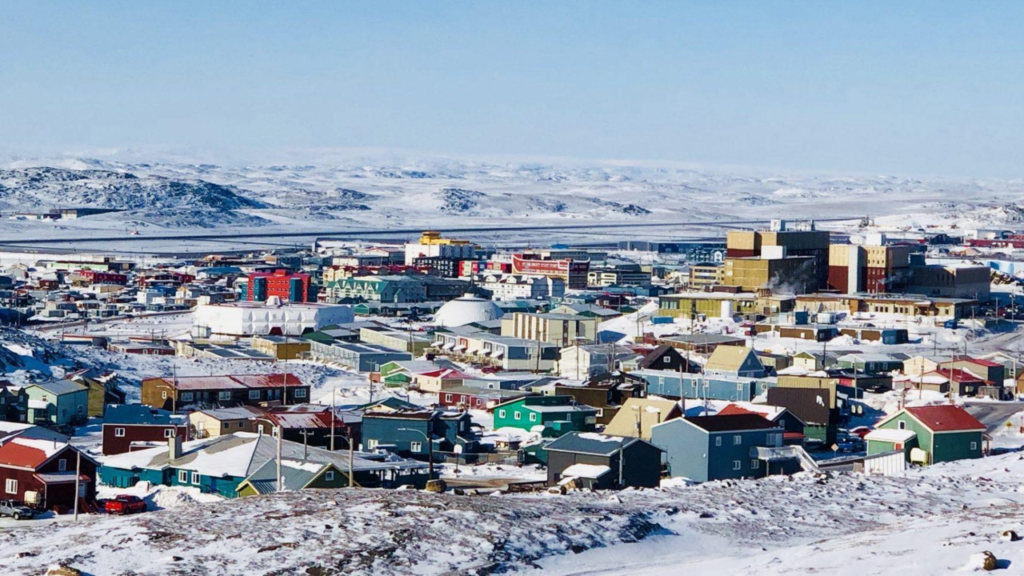 Thành phố Nunavut nằm phía Tây Bắc của Canada. Điều thú vị là trong suốt mùa Đông, người dân ở vùng đất đặc biệt này trải qua khoảng 30 ngày liên tục trong hoàn toàn bóng tối.