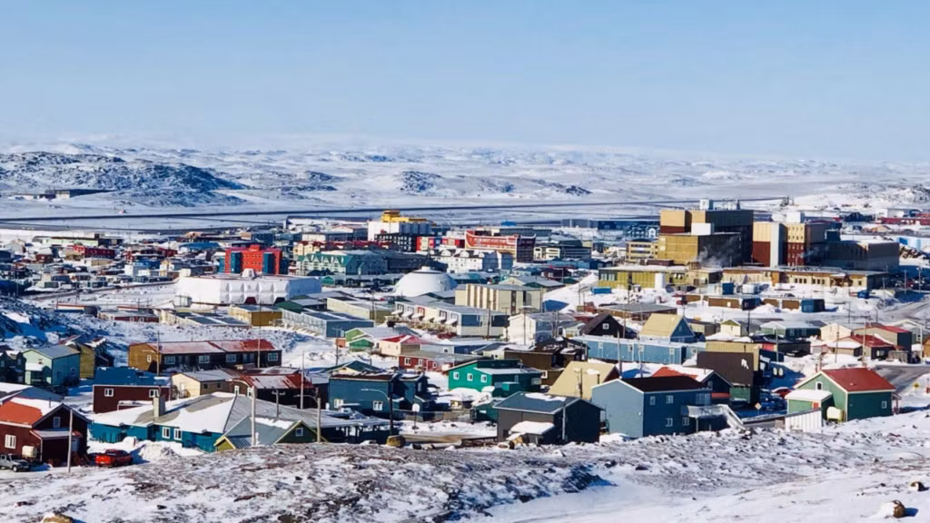 Thành phố Nunavut nằm phía Tây Bắc của Canada. Điều thú vị là trong suốt mùa Đông, người dân ở vùng đất đặc biệt này trải qua khoảng 30 ngày liên tục trong hoàn toàn bóng tối.