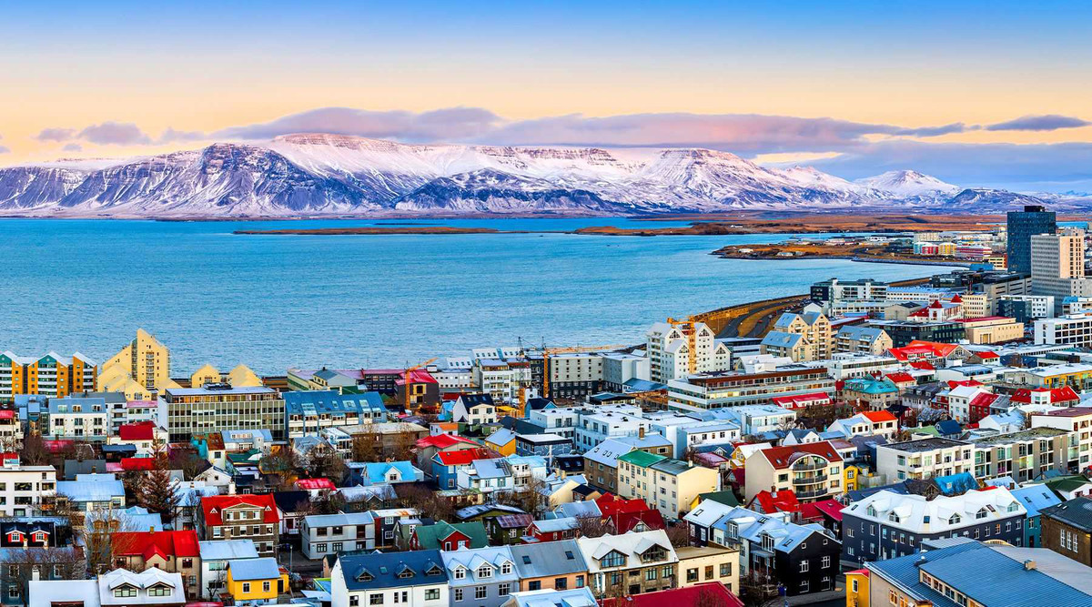 Khi tới Iceland du lịch, du khách chứng kiến nhiều điều bất ngờ. Trong số này có việc vùng đất này không có con muỗi nào. Thêm nữa, vào vào mùa Hè, bầu trời đêm ở nơi đây trong xanh và trắng xóa.