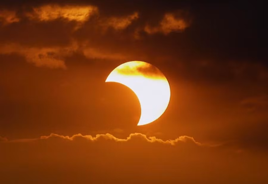 Hiện tượng nhật thực một phần diễn ra vào ngày 25/10. Điều đáng tiếc là người dân ở Việt Nam sẽ không quan sát được hiện tượng thiên văn này. Theo các chuyên gia, địa điểm tốt nhất để quan sát nhật thực một phần lần này là ở một vài khu vực phía tây nước Nga và Kazakhstan. Địa điểm quan sát tốt nhất là ở trung tâm nước Nga với độ che phủ là 80%.