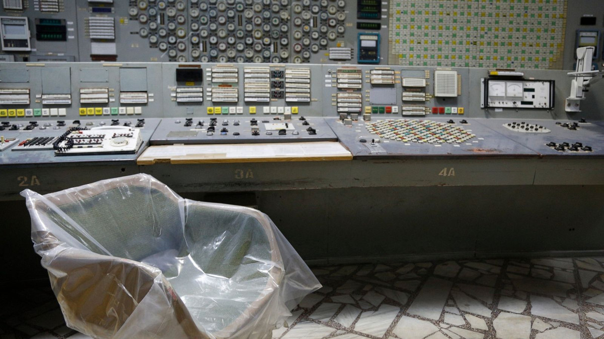 Để ngăn chặn vụ nổ thứ hai xảy ra ở nhà máy Chernobyl, các chuyên gia đã nghiên cứu và tìm ra giải pháp. Đó là đóng thủ công nguồn nước bằng cách vặn một van nằm trong một khoang bên dưới lõi hạt nhân đang tan chảy. Tuy nhiên, những người thực hiện nhiệm vụ này sẽ phải tiến vào căn phòng chứa đầy nước có mức phóng xạ cực cao. Cuối cùng, 3 công nhân tại nhà máy Chernobyl tình nguyện làm nhiệm vụ nguy hiểm trên.