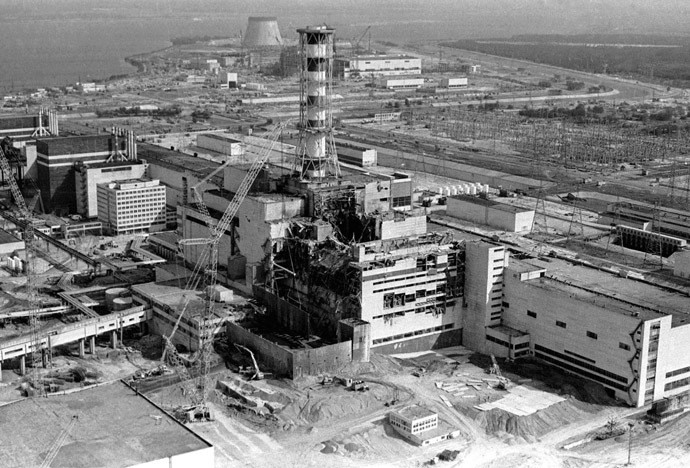 Vụ tai nạn hạt nhân nghiêm trọng nhất thế kỷ 20 xảy ra tại nhà máy điện hạt nhân Chernobyl ở Ukraine (thuộc Liên Xô cũ) vào ngày 26/4/1986. Khi ấy, lò phản ứng của tổ máy điện thứ 4 phát nổ dẫn tới phá hủy hoàn toàn. Theo đó, một lượng lớn chất phóng xạ từ nhà máy Chernobyl phát tán ra môi trường.