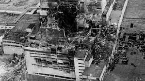 Theo các chuyên gia, đám mây từ lò phản ứng đang cháy mang theo nhiều chất phóng xạ khác nhau, chủ yếu là hạt nhân phóng xạ Iod và Caesium, lan ra hầu hết châu Âu. Bụi phóng xạ hoạt độ cao được phát hiện lan sang cả các vùng lãnh thổ thuộc Belarus, Nga và Ukraine.