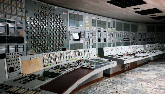 Sau khi mặc đồ bảo hộ, Alexei Ananenko, Valeri Bezpalov và Boris Baranov tiến vào và tìm cách đóng van xả nước nhằm ngăn chặn vụ nổ thứ hai. May mắn là họ hoàn thành nhiệm vụ và đều trở ra. Sau đó, họ được đưa đến một phòng khử nhiễm và được các chuyên gia, bác sĩ kiểm tra, chăm sóc sức khỏe.