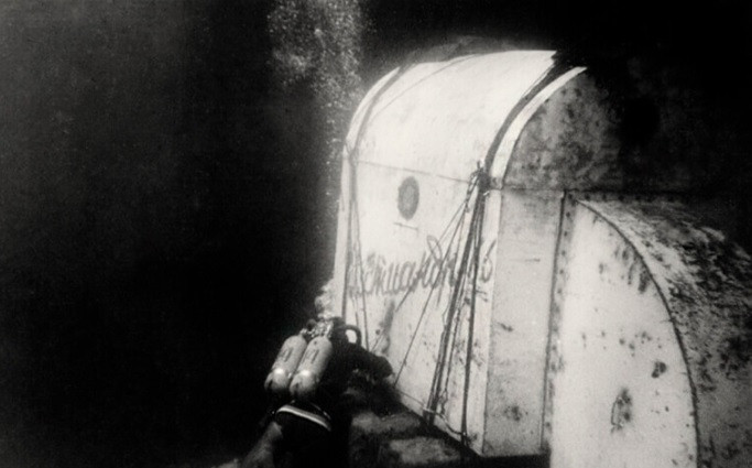 Những cư dân đầu tiên sống thử dưới biển không phải là các chuyên gia mà là những thợ lặn bình thường. Cụ thể, các thợ lặn thuộc câu lạc bộ “Ichthyander” ở vùng Donetsk là những người tiên phong sống thử dưới nước.