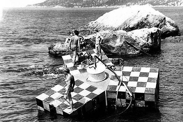 Các thợ lặn ở Liên Xô lắp ráp ngôi nhà dưới nước vào mùa Thu năm 1965 từ những mảnh kim loại và thiết bị cũ, thậm chí gồm cả phế liệu bỏ đi. Ngôi nhà dưới nước đầu tiên của Liên Xô có hình dáng giống một nhà chứa máy bay nhỏ có mái hình vòm. Diện tích của ngôi nhà là 6 m2, đủ chỗ sinh hoạt cho 2 người. Bên trong ngôi nhà có một giường tầng, một chiếc bàn đặt điện thoại, các thiết bị theo dõi, thiết bị y tế và một nhà vệ sinh.