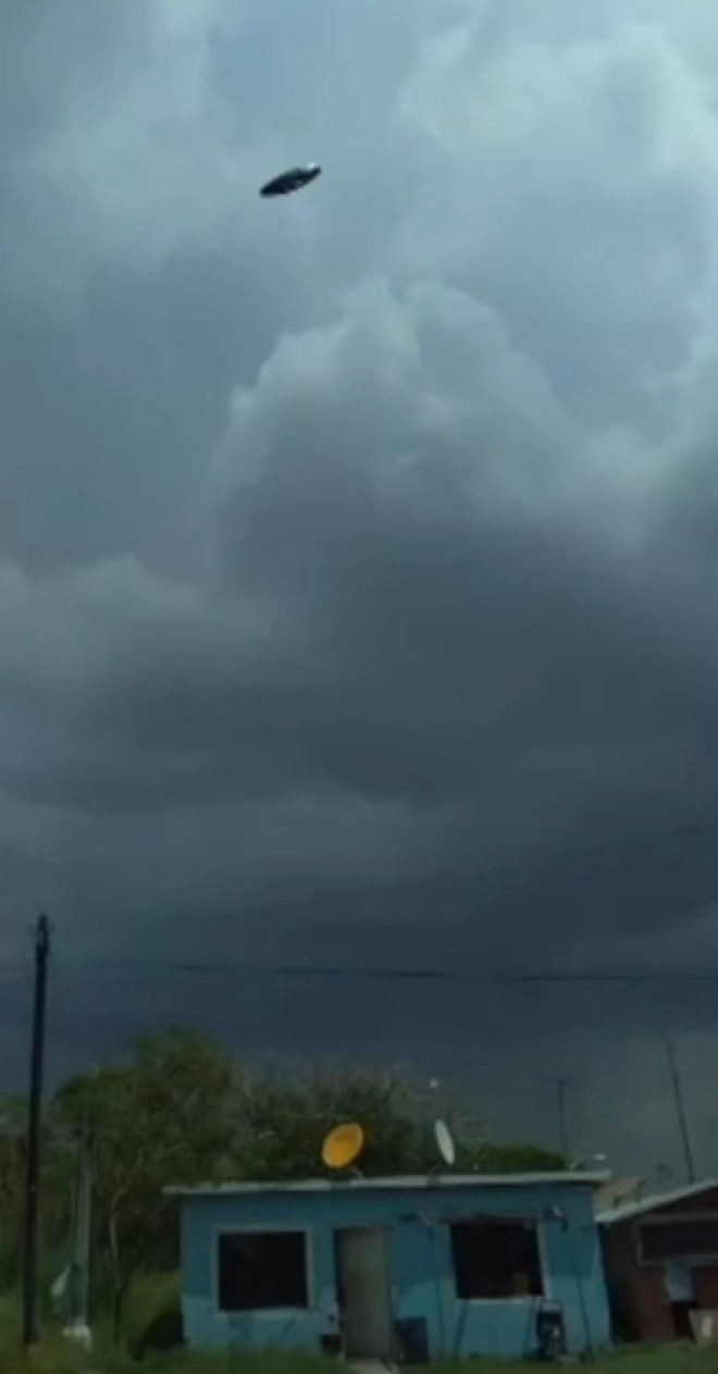 Những bức ảnh về UFO dài 15m do thợ sửa ôtô Juan Manuel Sanchez ở Mexico chụp được ở bên ngoài căn nhà tại Valle Hermoso vào ngày 17/8.