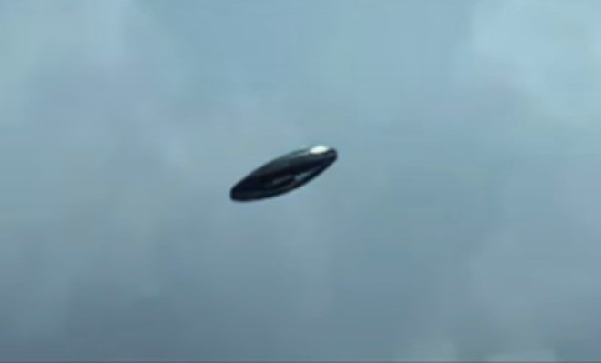 Theo chia sẻ của ông Sanchez, UFO xuất hiện đột ngột khi ông đang cầm điện thoại chụp ảnh bầu trời khi một cơn bão đang kéo tới.