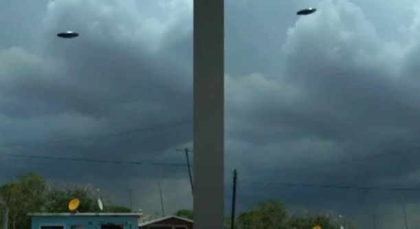Ông Sanchez cho hay vật thể bí ẩn được cho là UFO xuất hiện lơ lửng phía trước một đám mây đen.