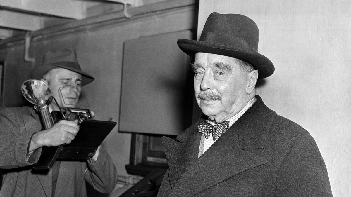 Trong những năm sau đó, nhà văn người Anh liên tục sáng tác và giới thiệu đến bạn đọc những tác phẩm khác về cùng chủ đề khoa học viễn tưởng như: Hòn đảo của Bác sĩ Moreau (1896), Người vô hình (1897), Chiến tranh giữa các Thế giới (1898), Tiên phong lên Mặt trăng (1901)...