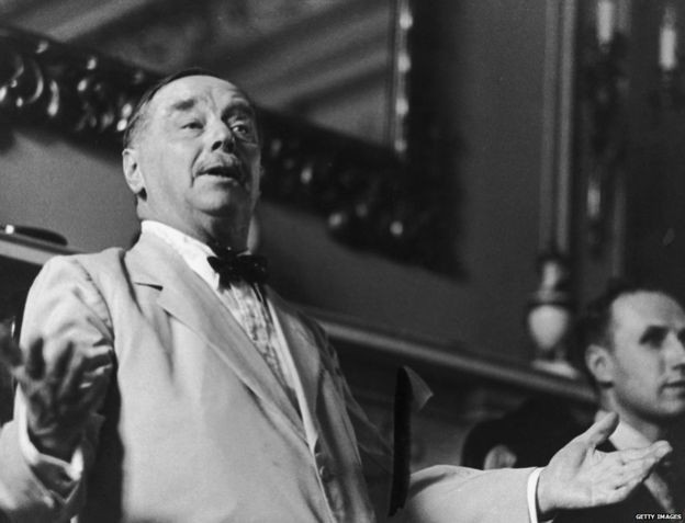 Vào năm 1895, nhà văn Wells trở thành hiện tượng văn học trên thế giới khi xuất bản cuốn sách "Cỗ máy thời gian" được bạn đọc đón nhận nồng nhiệt.