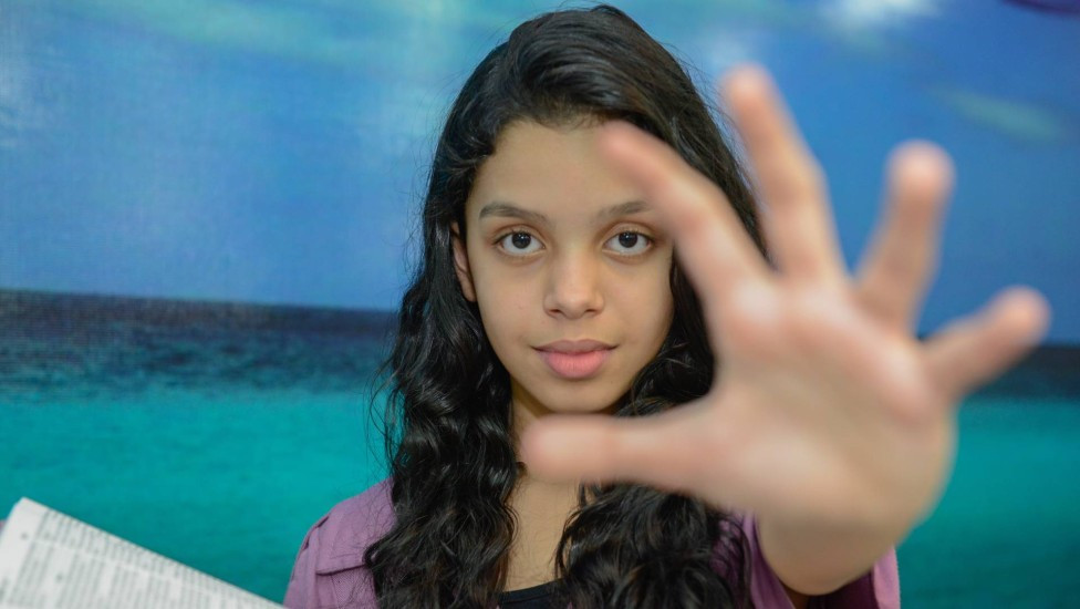 Cha của Santos là ông Aduato Santos đã quay video ghi lại cảnh con gái chữa bệnh. Trong số này có video về việc cô bé giúp đỡ một cụ bà có thể đi lại được mà không cần gậy và chữa khỏi bệnh cho một người đàn ông mắc căn bệnh thế kỷ trong suốt 7 năm.