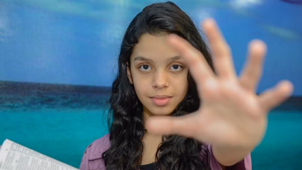 Cha của Santos là ông Aduato Santos đã quay video ghi lại cảnh con gái chữa bệnh. Trong số này có video về việc cô bé giúp đỡ một cụ bà có thể đi lại được mà không cần gậy và chữa khỏi bệnh cho một người đàn ông mắc căn bệnh thế kỷ trong suốt 7 năm.