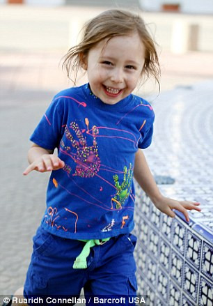 Trong một lần thấy mẹ tìm chiếc nhẫn dưới bếp, Ramses chạy xuống và tìm thấy ngau món đồ đó bị mắc kẹt dưới gầm tủ.