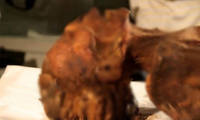 Meret Amun tử vong trong tư thế đầu hơi ngửa ra sau, miệng mở rộng như đang thét lên kinh hãi vì sợ hãi. Kết quả kiểm tra cho thấy bà chết sau khi lên cơn đau tim cấp.