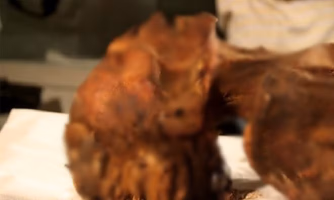 Meret Amun tử vong trong tư thế đầu hơi ngửa ra sau, miệng mở rộng như đang thét lên kinh hãi vì sợ hãi. Kết quả kiểm tra cho thấy bà chết sau khi lên cơn đau tim cấp.