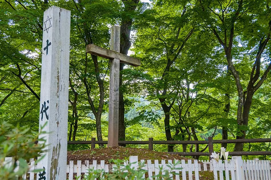 Nằm ở huyện Sannohe phía nam Aomori vùng Tohoku, Nhật Bản, làng Shingo có diện tích 150.85 km2. Bên cạnh những khu nghỉ dưỡng suối nước nóng hoạt động quanh năm và nhiều đặc sản địa phương, ngôi làng này còn hấp dẫn du khách trong và ngoài nước bởi nơi đây có ngôi mộ Chúa Jesus.
