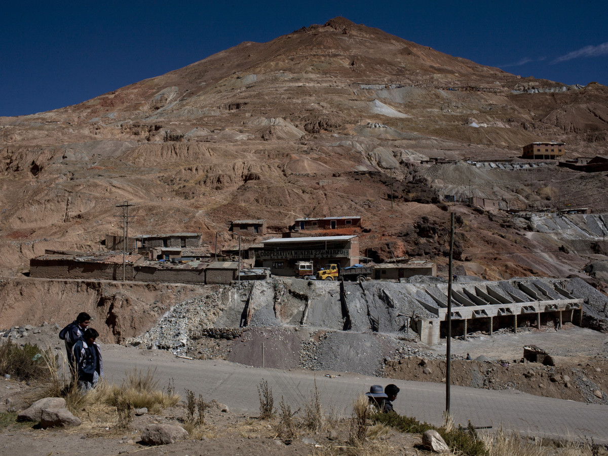 Do vậy, mỗi năm, hàng triệu người đã ngọn núi Cerro Rico làm việc trong các hầm mỏ khai thác bạc.