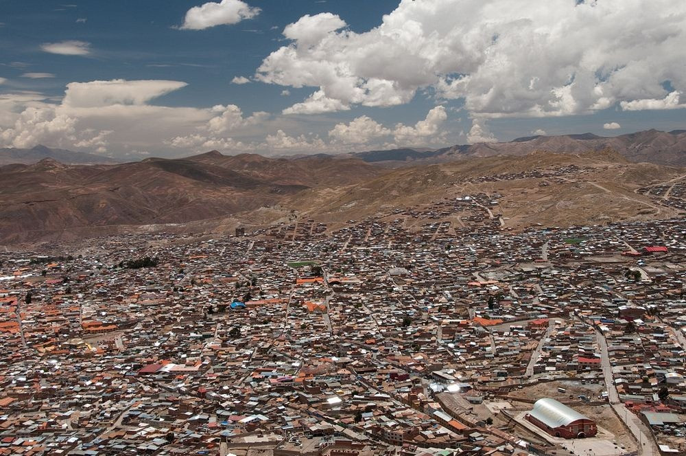 Theo ước tính của nhà sử học Eduardo Galeano, từ thế kỷ 16 đến nay, khoảng 8 triệu người bỏ mạng tại Cerro Rico. Do đó, nơi đây còn được mệnh danh là ngọn núi "ăn thịt người".