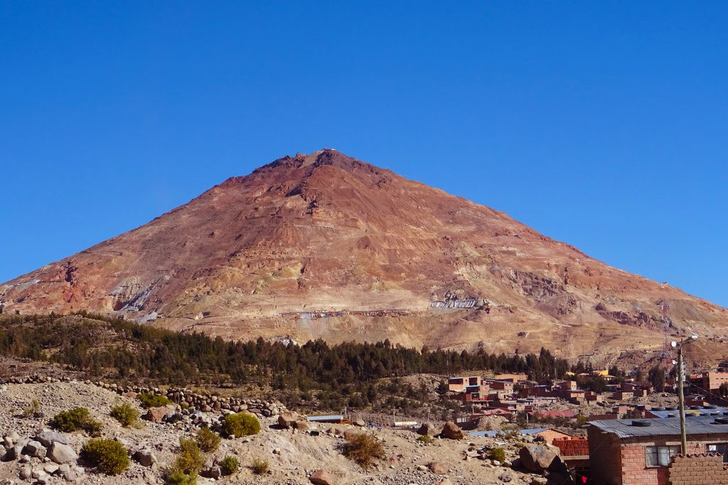 Ngọn núi Cerro Rico cao gần 4.800m nằm gần thành phố Potosí của Bolivia. Nơi đây còn được biết đến với tên gọi ngọn núi "ăn thịt người.