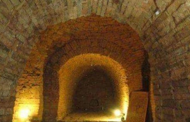 Theo đó, người này cho rằng hang đá đó có thể dẫn tới một ngôi mộ cổ nên nhanh chóng thông báo cho chính quyền địa phương và các chuyên gia thuộc phòng di tích văn hóa.