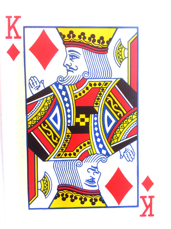 Trong khi đó, lá bài K rô được nhiều người tin rằng là hình ảnh tượng trưng cho Gaius Julius Caesar (100 trước Công nguyên - 44 trước Công nguyên). Ông là lãnh tụ quân sự và chính trị gia xuất sắc của La Mã có ảnh hưởng lớn đến tình hình lịch sử thế giới. Ông được tôn vinh là "hoàng đế không ngai" của đế chế La Mã.