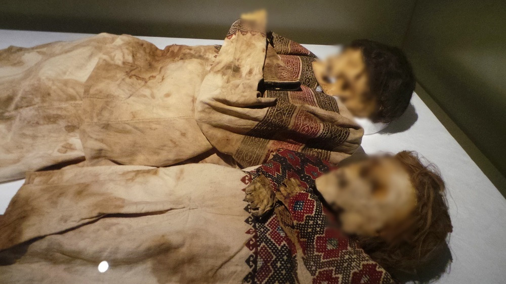 Những món đồ được tìm thấy cùng với 8 xác ướp cho thấy những người này qua đời và được chôn cất vào khoảng năm 1283.