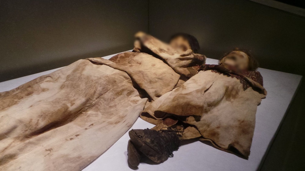 Các chuyên gia cho hay bé gái Yasmine được chôn cất cạnh mẹ. Cách chôn cất này giống với tập tục mai táng ở Lebanon ngày nay khi thi hài con cái được đặt ở bên trái của người mẹ.