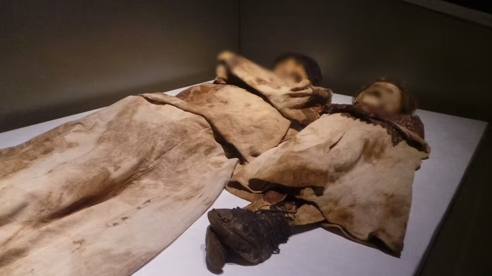 Các chuyên gia cho hay bé gái Yasmine được chôn cất cạnh mẹ. Cách chôn cất này giống với tập tục mai táng ở Lebanon ngày nay khi thi hài con cái được đặt ở bên trái của người mẹ.