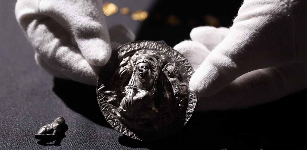 Ngoài thanh kiếm, các chuyên gia còn tìm thấy một số cổ vật khác như các mảnh vỡ của khóa, đầu thắt lưng, bình thủy tinh, nhẫn, hoa tai, mặt dây chuyền, gương đồng...