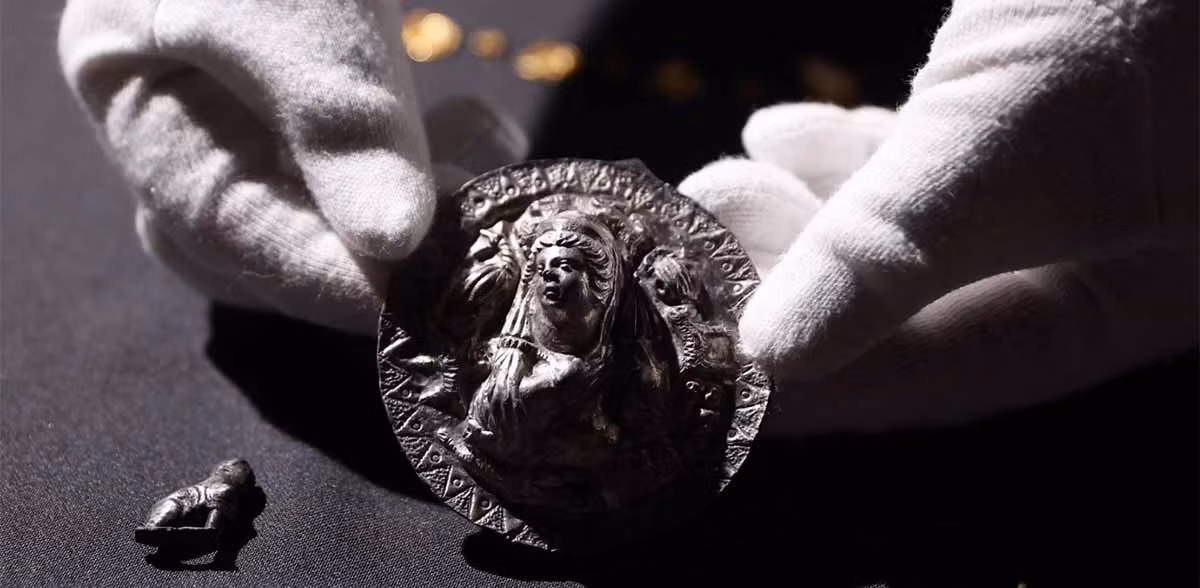 Ngoài thanh kiếm, các chuyên gia còn tìm thấy một số cổ vật khác như các mảnh vỡ của khóa, đầu thắt lưng, bình thủy tinh, nhẫn, hoa tai, mặt dây chuyền, gương đồng...